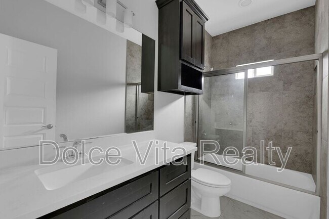 Building Photo - 1012 E la Cantera Ave