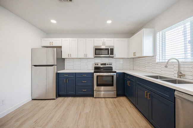 Building Photo - 719 N 12th Ave