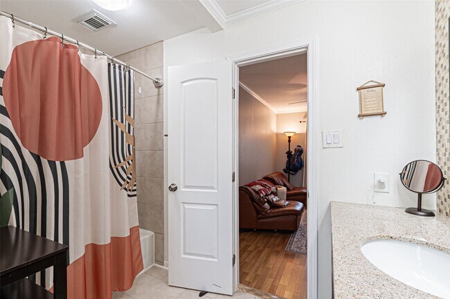 Building Photo - 5611 Winding Way Dr