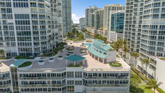 Building Photo - 16445 Collins Ave