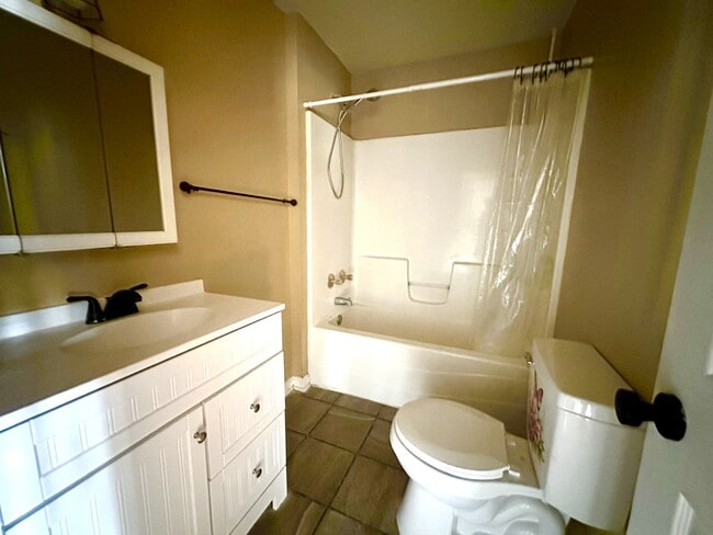 Building Photo - 606 E Adair St