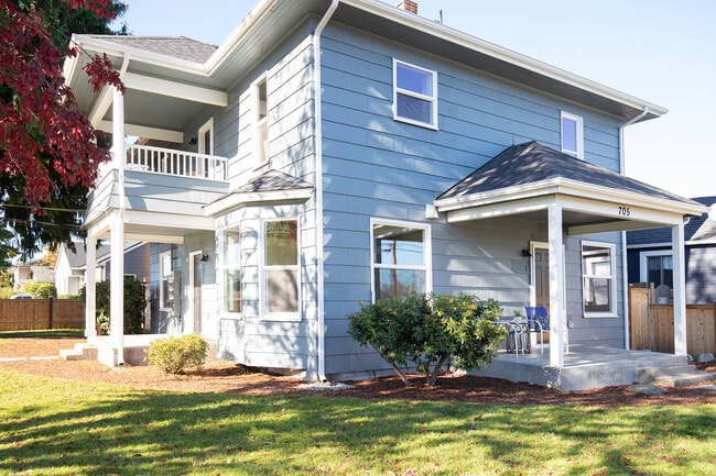 Building Photo - 705 4th Ave SW