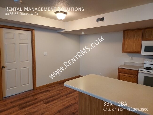 Building Photo - 4426 SE Oakview Ct