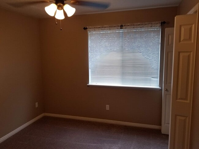 Building Photo - 3 Bed, 2 Bath in Orem - with pool access!