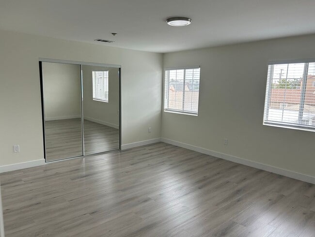 Building Photo - 5382 Delong St