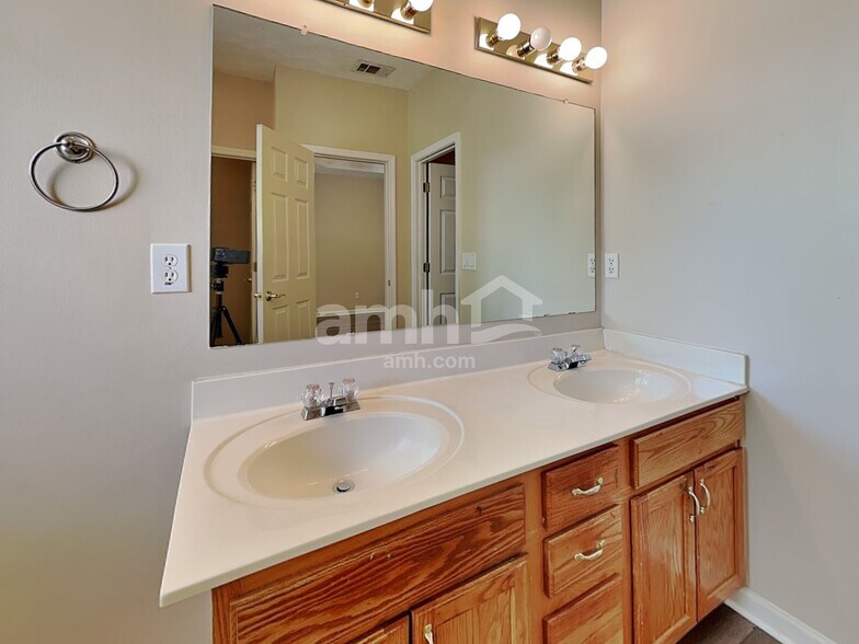 Building Photo - 4284 Wood Cove Dr