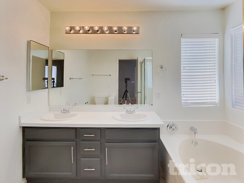 Building Photo - 2030 Maui Surf Ave