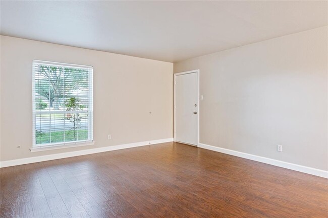 Building Photo - 4010 Ridglea Country Club Dr