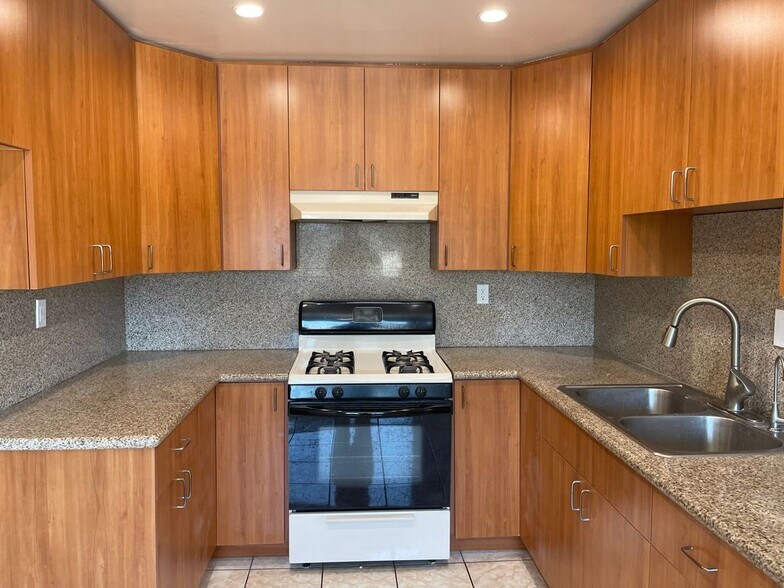 Building Photo - 434 E Tujunga Ave