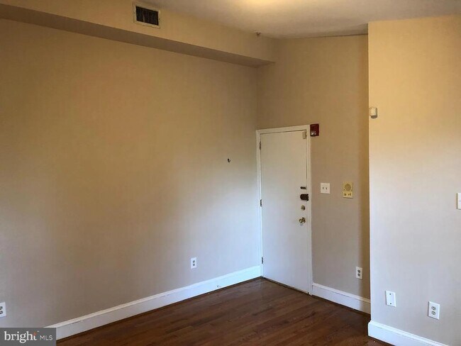 Building Photo - 1906 Fairmount Ave