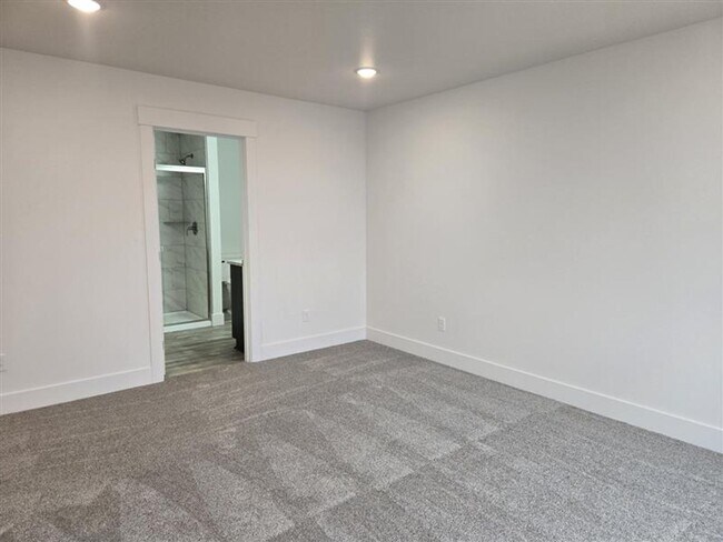 Building Photo - Brand-New Luxury |Townhomes Desirable Southridge Area!