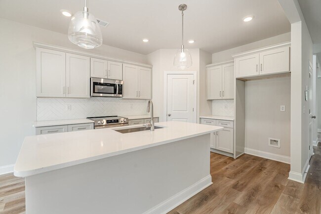 Building Photo - Beautiful 4BR 2.5BA Home w/ Full Appliance Kitchen • Garage Parking •