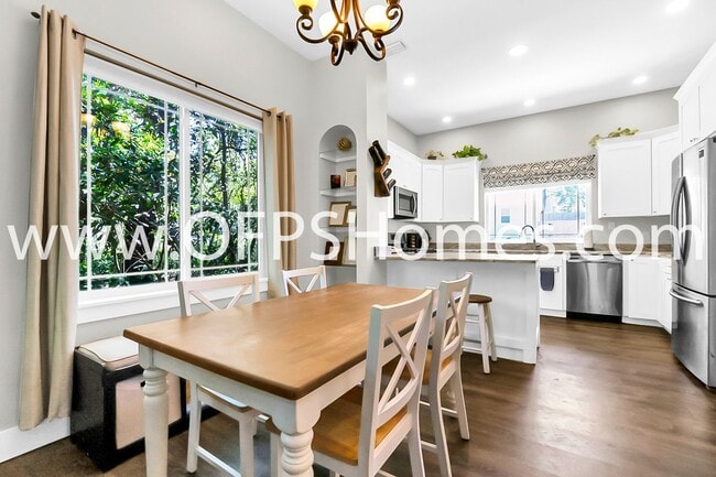 Building Photo - 712 Cypress Dr