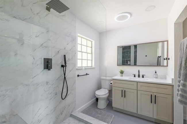 Building Photo - 2405 Trafalgar Dr