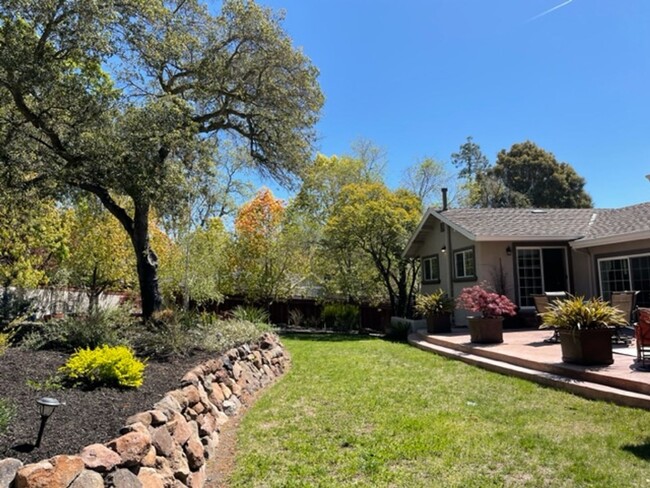 Building Photo - Gorgeous updated single level home in S.Wa...