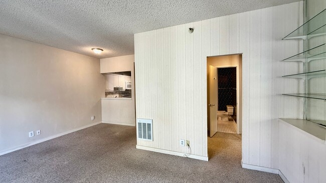 Building Photo - Comfortable Studio Living with Balcony, Parking & Storage at Daniel Burnham Court