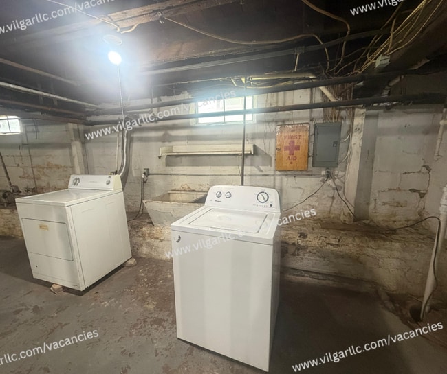 Building Photo - For Rent! 4 bedrooms , 2-full bath Home