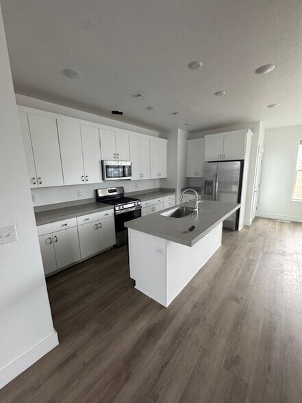 Building Photo - 188 1700 W