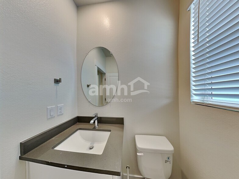 Building Photo - 334 N Addison Way