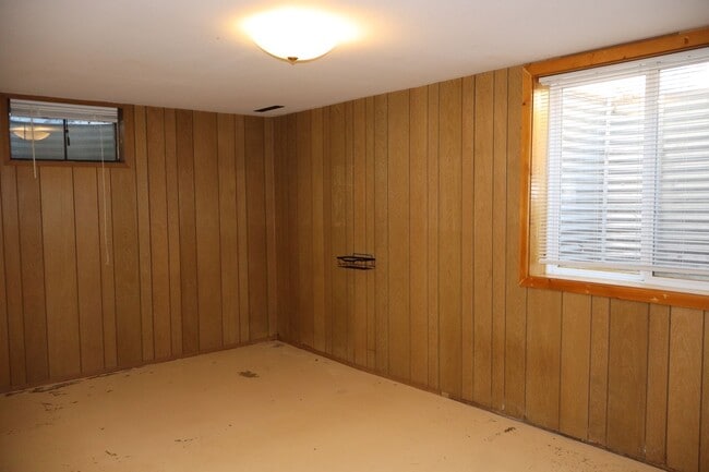 Building Photo - Spacious 3 Bedroom Home with Finished Base...