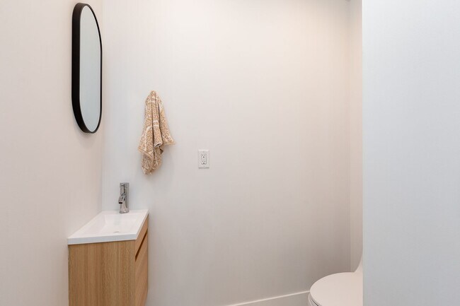 Building Photo - Ballard Living: Contemporary 5BR, 3.5BA Top-Level Unit!!