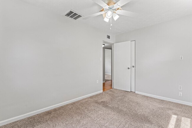 Building Photo - 1909 Mayfair Dr