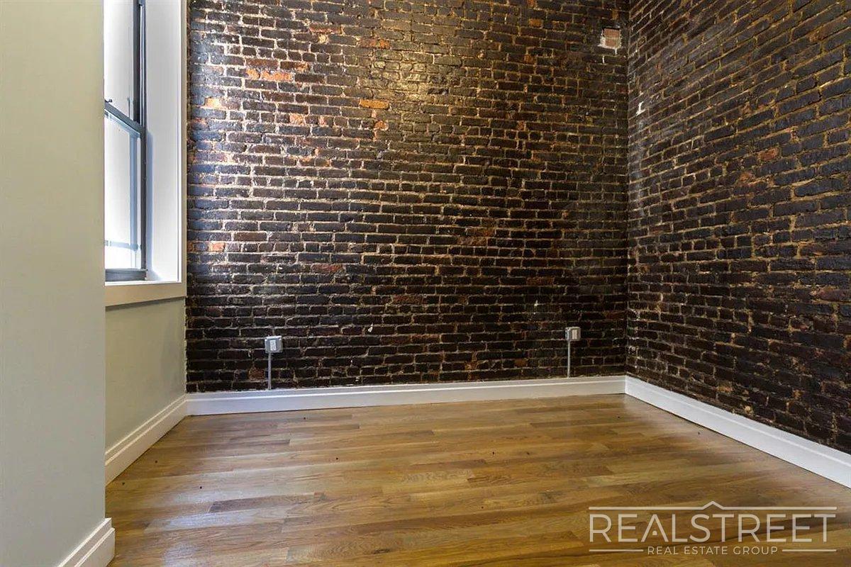 Building Photo - Sunny 3-Bedroom | 1.5 Bath in Prime Ridgewood – Steps to M & L Trains!