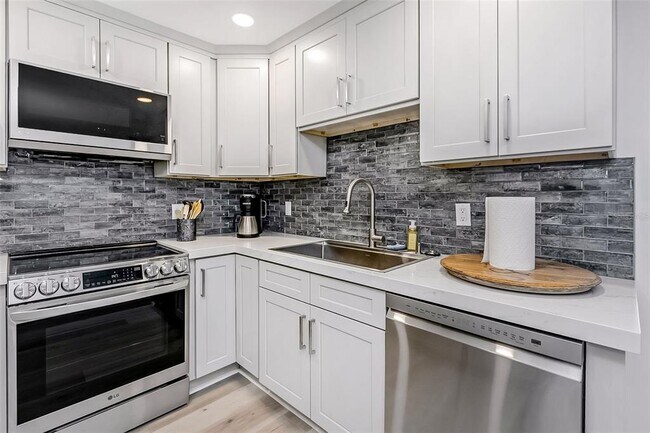 Building Photo - 2630 St Joseph Dr W