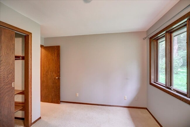 Building Photo - Parkwood Hills – Spacious 4 Bedroom, 3 Bat...