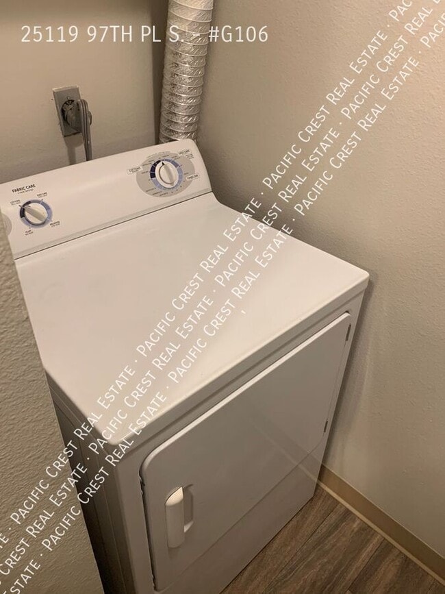 Building Photo - Spacious Two Bedroom /Two Bath!