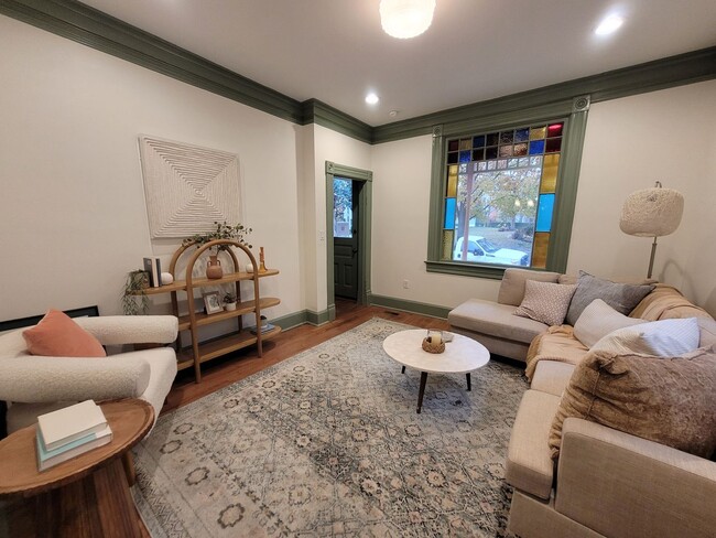 Building Photo - Beautifully renovated home in the highly d...