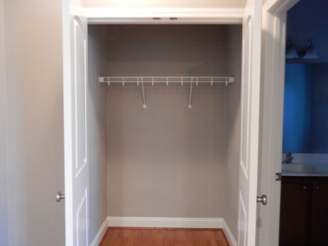 Building Photo - Quality 3 BR Townhome; Convenient to Med C...