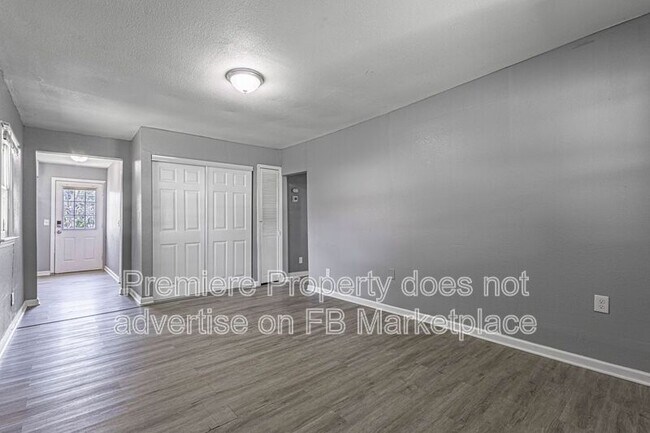 Building Photo - 807 S Savage St