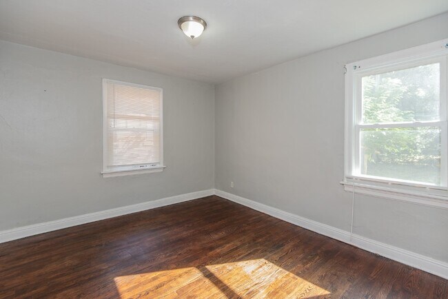 Building Photo - 320 Henquin Dr