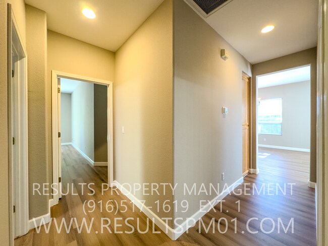 Building Photo - Lovely 4 bedroom Roseville home Olympus po...