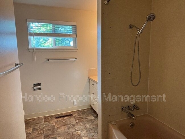 Building Photo - 1500 Brooklawn Dr
