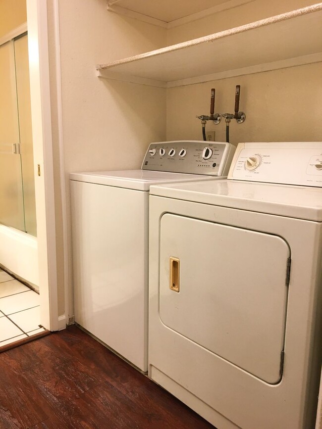 Building Photo - Charming 2 Bed 2 Bath Condo in Downtown Sa...