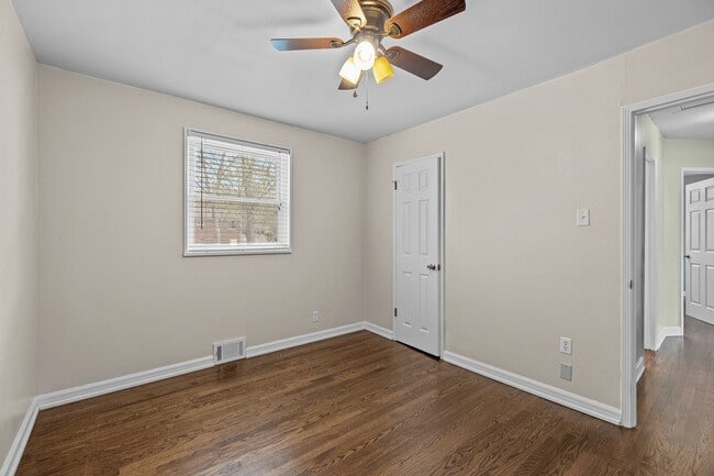 Building Photo - 205 Fieldstone Cir