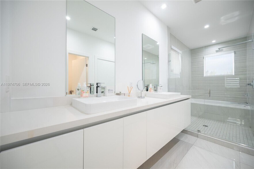 Building Photo - 10366 NW 68th Ter