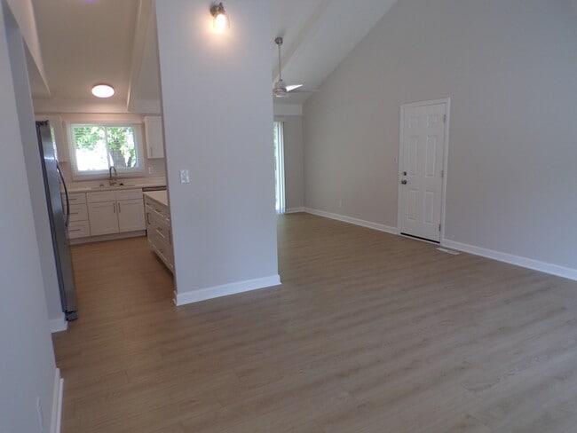 Building Photo - 103 Heritage Dr S