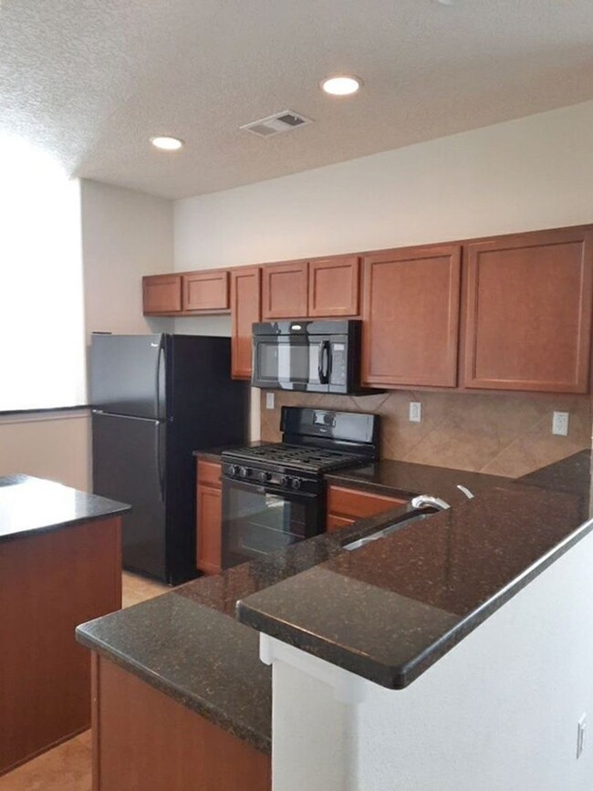 Building Photo - 3 bedroom 2 bathroom home in Rio Rancho! C...