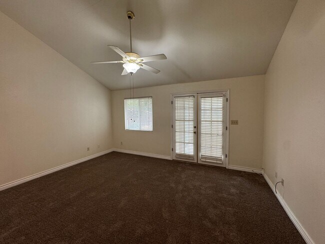 Building Photo - NE Bakersfield home with a sunroom!