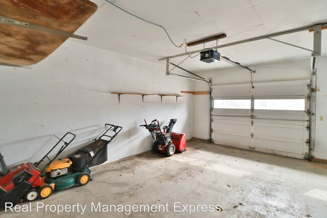 Building Photo - 3605 S Marion Rd