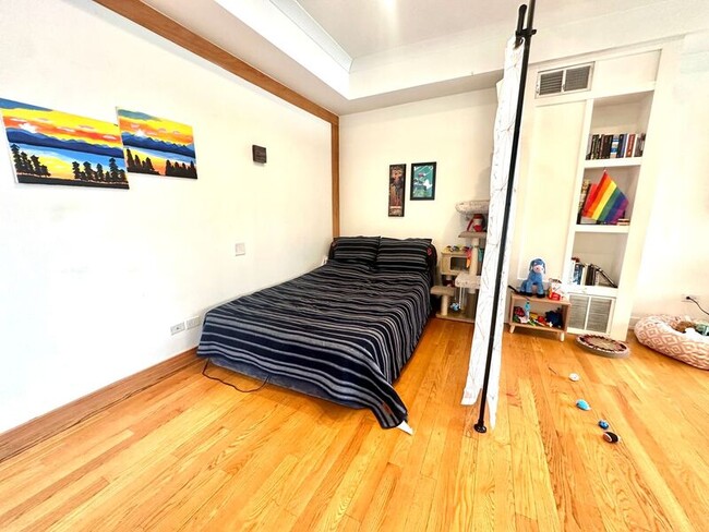 Building Photo - 1840 W Cermak Rd