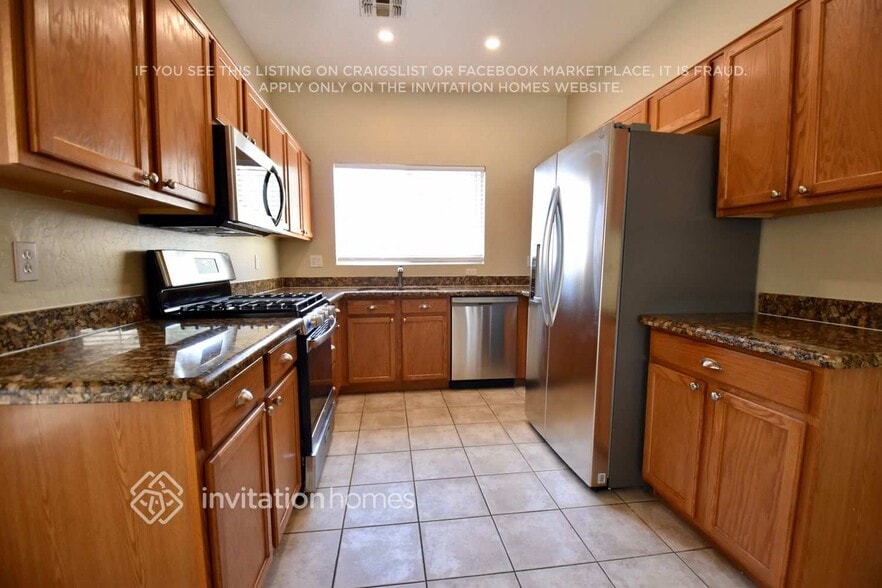 Building Photo - 668 E Cantebria Dr