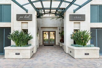 Building Photo - Gorgeous Park Laurel condominium