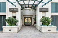 Building Photo - Gorgeous Park Laurel condominium