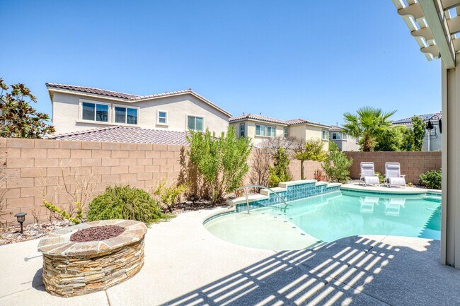 Building Photo - 5 Bed home w/downstairs bed. Private pool.