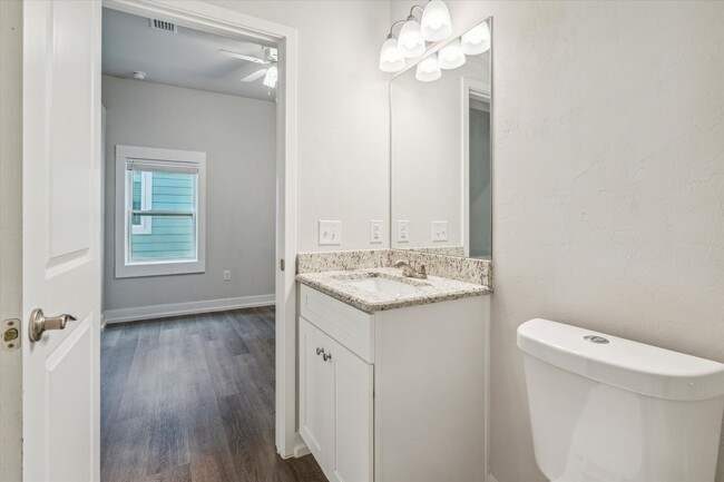 Building Photo - Newly Renovated 2 Bedroom House in Center ...