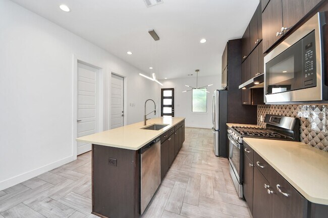 Building Photo - 1703 Cedrocanna Ln